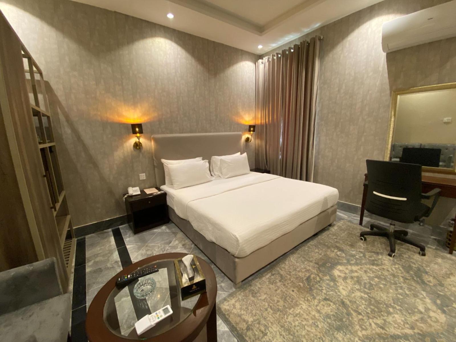Vip Express Hotel Peshawar Exterior foto